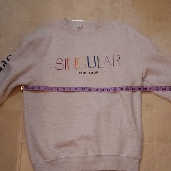 Sabrina Carpenter Singular Tour Sweatahirt - Picture 6 of 10